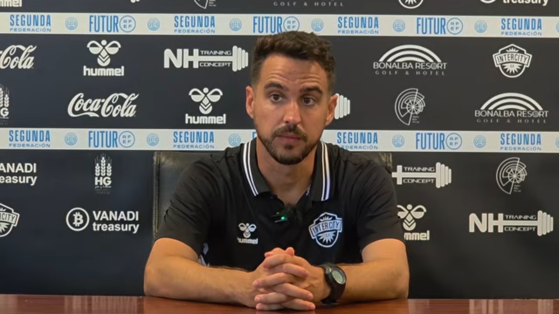 Carlos de las Cuevas: «Con un jugador menos y el marcador en contra, me parece un punto valioso»