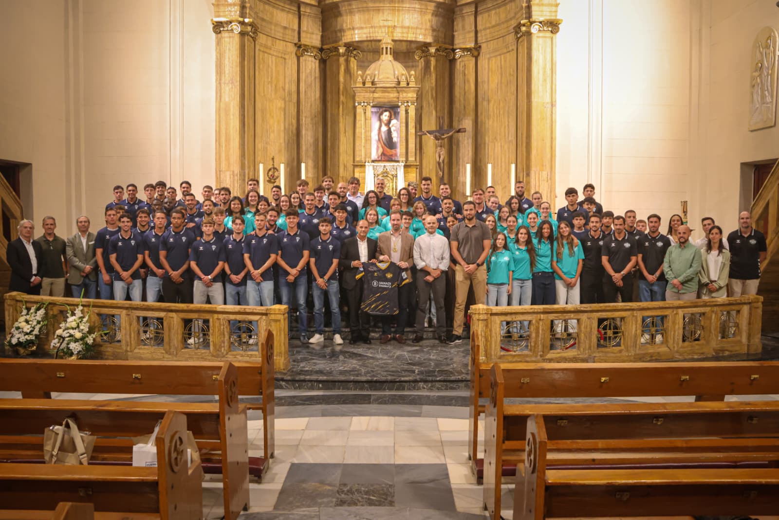 El CF Intercity realiza su ofrenda al Santísimo Cristo de la Humildad y la Paciencia y a la Virgen de las Lágrimas en la Parroquia Nuestra Señora de Gracia