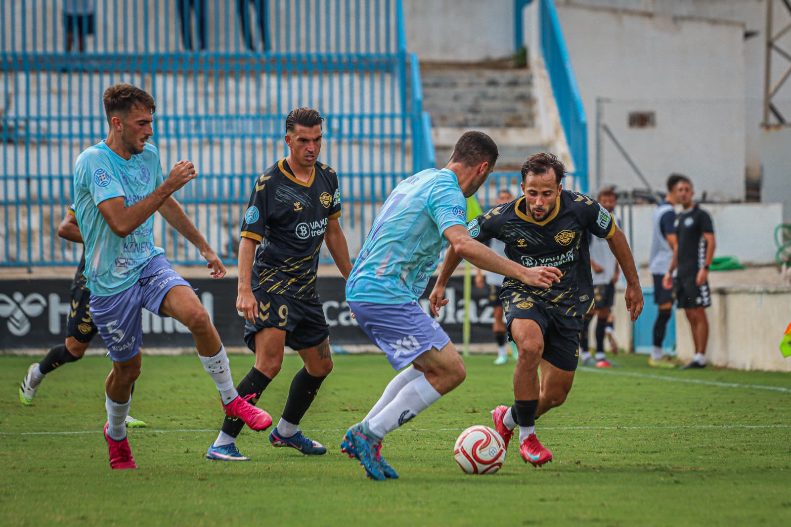 El CF Intercity acaricia la victoria ante el Yeclano, pero se le escapa en el tiempo añadido (1-1)
